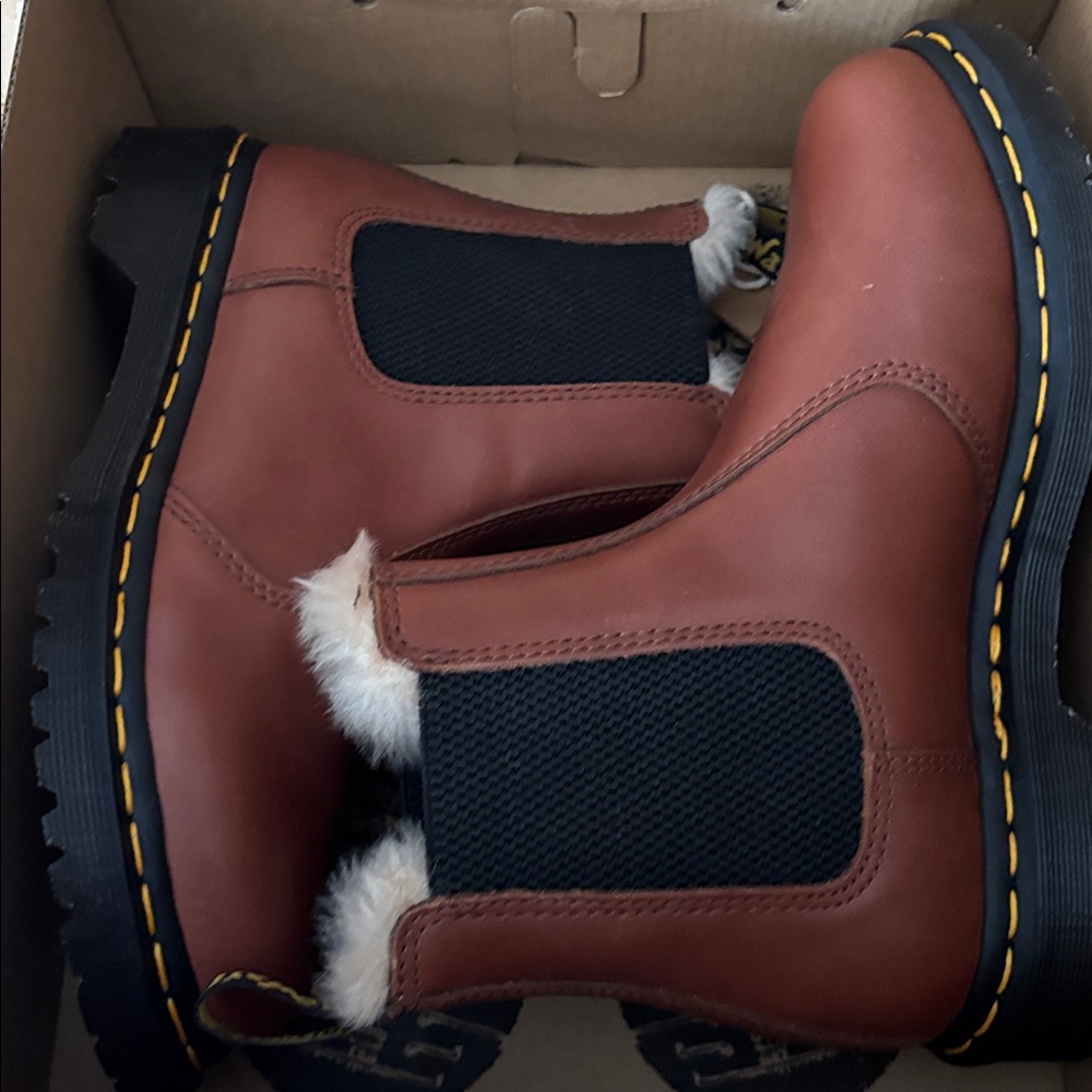 Doc Martins Lenore Saddle Brown Leather Chelsea Boots w Fur Lining sz 7 🌼